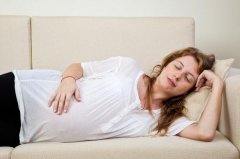 孕晚期太注重睡姿，孕妈几乎失眠，胎儿却是委